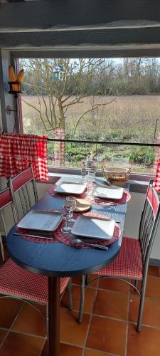 Létesítmények, Gîte le Grand Voyeux, indépendant de plain pied, STUDIO cosy, avec mezzanine (Le "GRAND VOYEUX" STUDIO cosy, avec MEZZANINE - Gite Independant de plain pied avec jardin, barbecue) in Germigny-l'Évêque