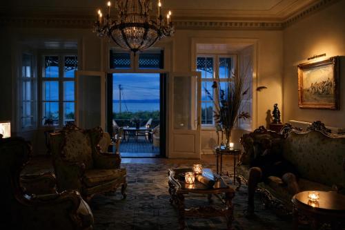 10-Minute Walk to Lake Balaton - Exclusive Castle in 鮑洛托瑙考利