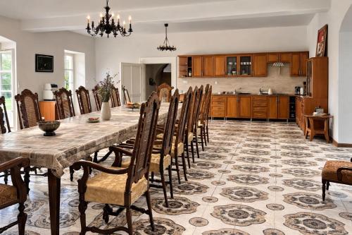 設施, 10-Minute Walk to Lake Balaton - Exclusive Castle in 鮑洛托瑙考利