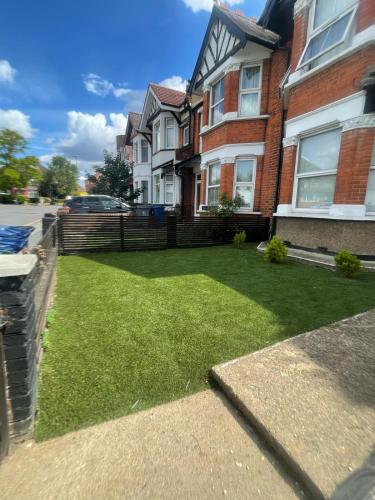 Ensuites 2 min walk from edgware station in Edgware