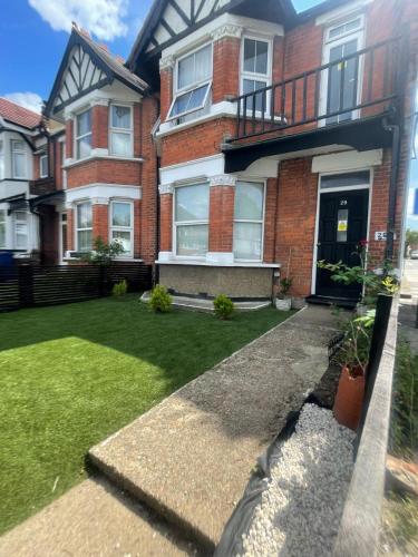 Ensuites 2 min walk from edgware station in Edgware