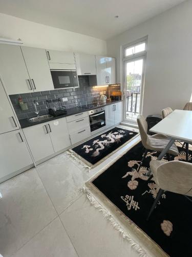 Ensuites 2 min walk from edgware station in Edgware