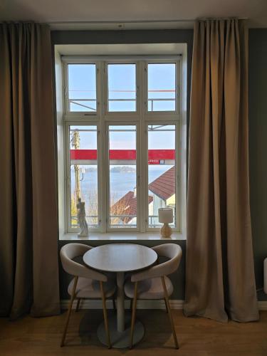 Studio apartment in the city center, beautiful sea view in Лаєрвік