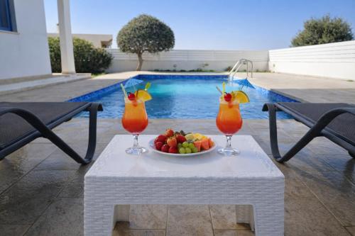 Yüzme havuzu, Livia - Vikles Villas in Pomos