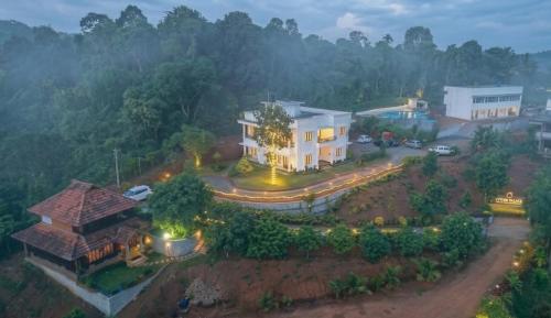 Vythiri Palace Wayanad Pool Resort - Mist Climate & India's First Apple Infinity Pool – khách sạn tại Pookode