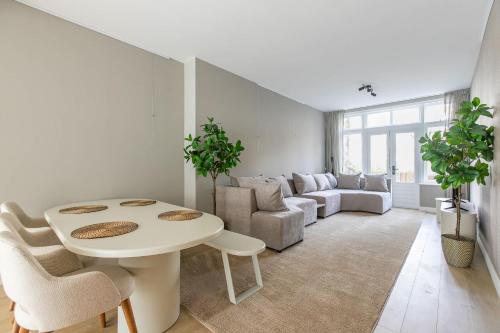 Spacious Blijdorp Home with3 Double Beds – khách sạn tại Noord