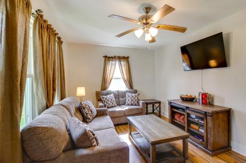 Lakes, Whiskey & More! Charming Home in Tullahoma