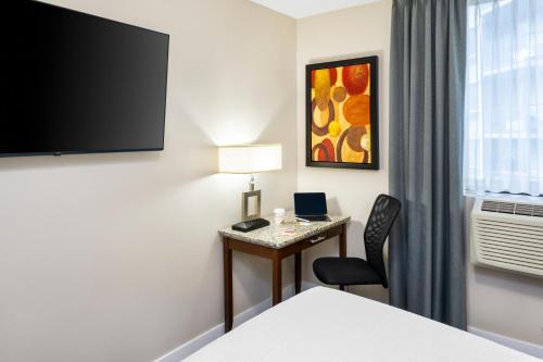 Quality Inn & Suites Room Type - Double Room - Non-Smoking 