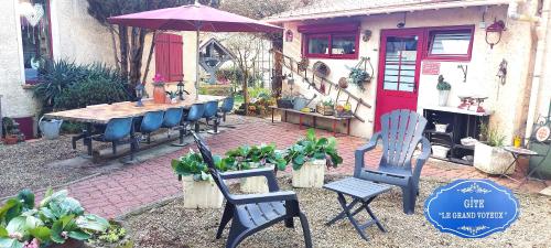 Gîte le Grand Voyeux, indépendant de plain pied, STUDIO cosy, avec mezzanine (Le "GRAND VOYEUX" STUDIO cosy, avec MEZZANINE - Gite Independant de plain pied avec jardin, barbecue) in Germigny-l'Évêque