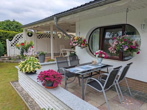 阳台/露台, 温馨平房-带屋顶露台|花园|花园家具 (Charmanter Bungalow in Neubukow nahe der Ostsee) in 新布科