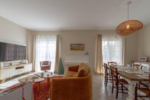 Közös társalgó / TV, La Tuilerie - familiale, jardin et vue Pyrénées (La Tuilerie - familiale, jardin et vue Pyrenees) in Lescar