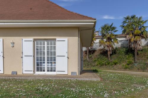 Kert, La Tuilerie - familiale, jardin et vue Pyrénées (La Tuilerie - familiale, jardin et vue Pyrenees) in Lescar