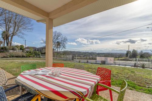 Kert, La Tuilerie - familiale, jardin et vue Pyrénées (La Tuilerie - familiale, jardin et vue Pyrenees) in Lescar