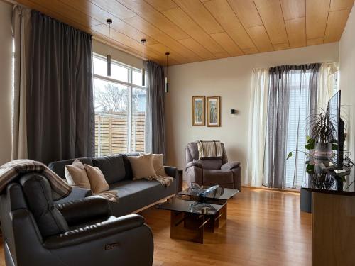 Keflavík 3BR Home, Near Airport, Sleeps 7 – khách sạn tại Njardarbraut