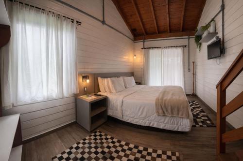 1 double bed, 2 twin beds