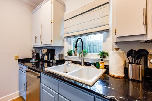 Cute Georgetown Villa < 1 Mi to Historic District in 喬治敦 (SC)