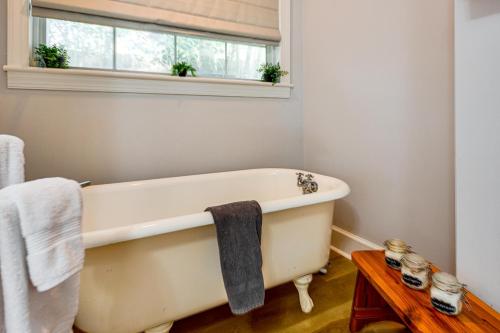 Cute Georgetown Villa < 1 Mi to Historic District in 喬治敦 (SC)