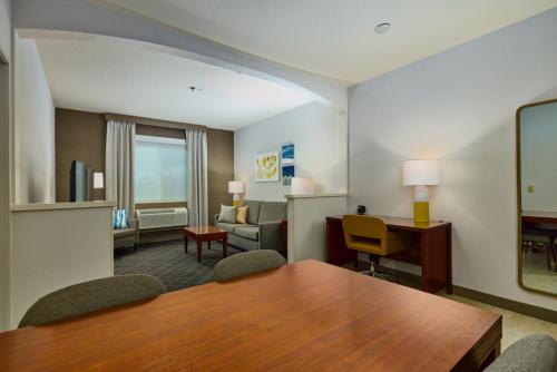 Comfort Suites Springfield RiverBend Medical - image 42