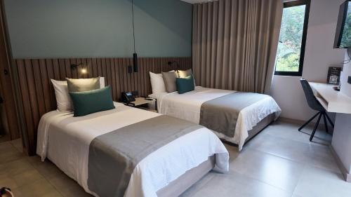 1 queen bed, 2 twin beds