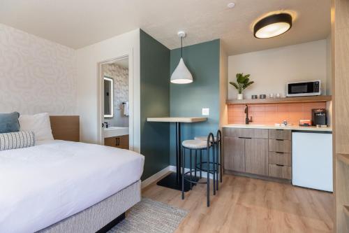 Adobe Sands Motel - image 34