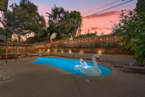 Pool, Hot Tub, Mini Golf, BBQ, Games, Fire Pit, Arcades – khách sạn tại Eastside