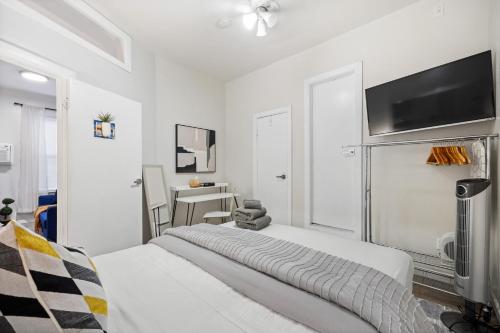 2BR Great Location Short Walk to Times Square in New York, USA