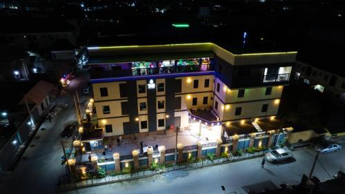 TONELZ HOTEL AND Suites – khách sạn tại Oshodi-Isolo