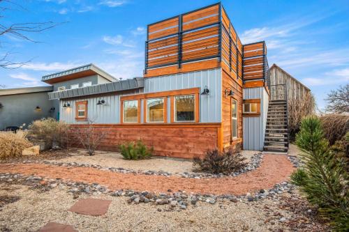 Timber & Tin H 2Bed 2Bath w Pool & Rooftop Deck, Kanab
