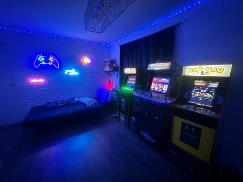 Game room family home near downtown OKC – khách sạn tại The Village