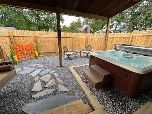 Blissful Nook Tiny Home ~ Cozy Retreat w/ Hot Tub; near Town and Deep Creek in Bryson City, USA