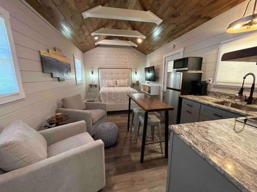 Blissful Nook Tiny Home ~ Cozy Retreat w/ Hot Tub; near Town and Deep Creek in Bryson City, USA