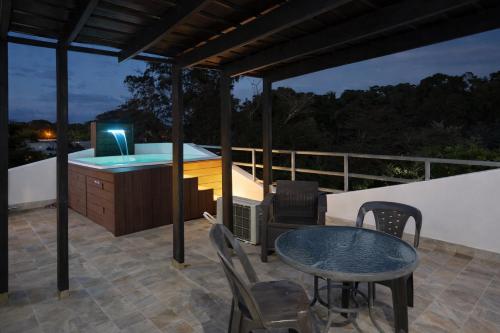 Modern Penthouse with Rooftop Oasis & Gated Parking - 3 in Playa Dorada