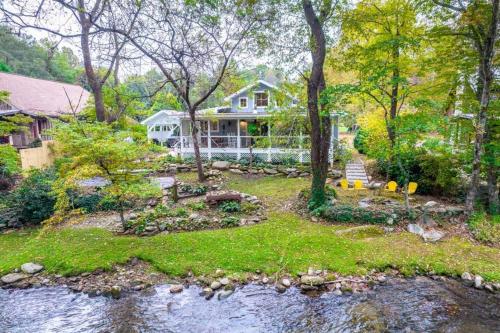 Creekside Quarters - Modern Farmhouse with Deep Creek your Backyard Oasis in Bryson City, USA