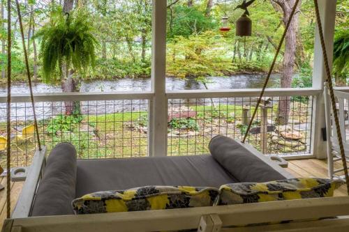 Creekside Quarters - Modern Farmhouse with Deep Creek your Backyard Oasis in Bryson City, USA