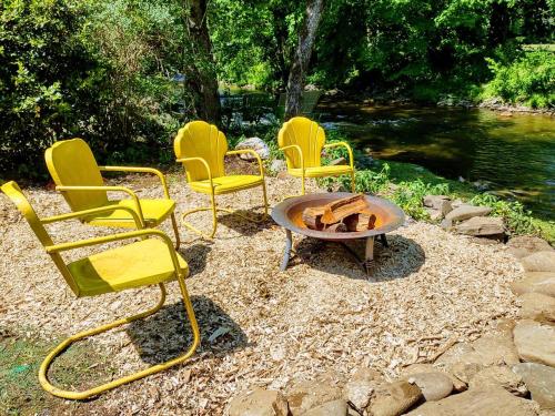 Creekside Quarters - Modern Farmhouse with Deep Creek your Backyard Oasis in Bryson City, USA
