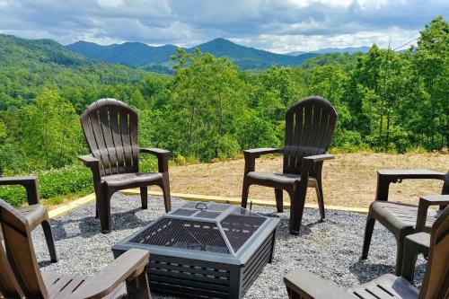 Peace of Heaven ~ Modern Chic Cabin w/ Majestic Mountain Views in Bryson City, USA