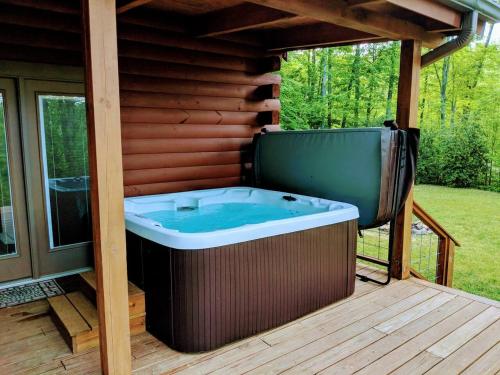 Sophies Choice ~ Secluded Luxury Log Cabin w/ Hot Tub + Pool Table in Bryson City, USA