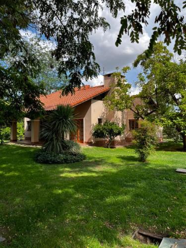 Casa privada con parque extenso, pileta, quincho, parilla y fogon