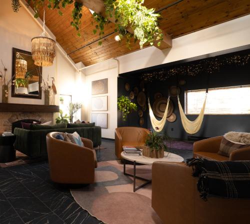 Violet Inn, Lounge & Spa - Manitowoc, WI