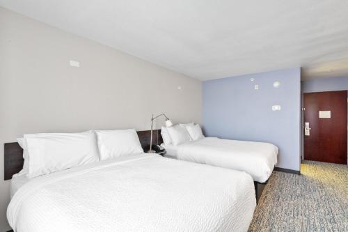 Garner Hotel Gonzales by IHG Room Type - Standard Queen Room with Two Queen Beds and Mobility Accessible Tub