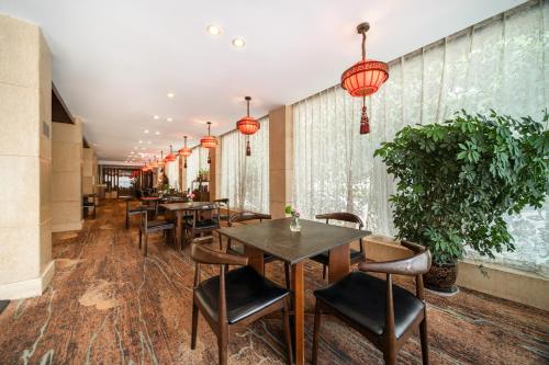 Eagle City Xindi Hotel in Erqi