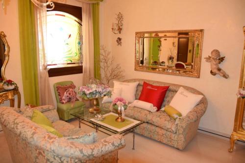 Queen's Luxurious House
