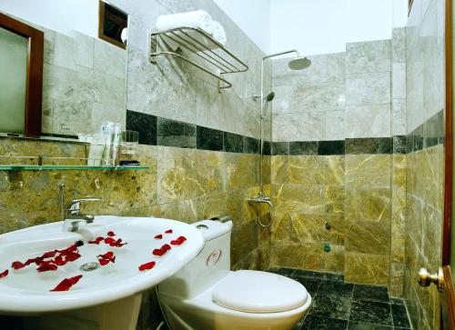 room detail thumbnail 2