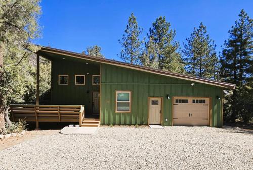 Bearly Connected, a brand new cabin in the woods