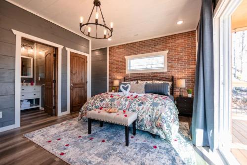 Romantic Cabin Retreat By Ghosal Luxury Lodging in Gatlinburg, USA