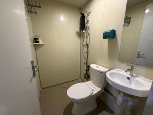 Bathroom, 5 minutes Lodge in Kepayan
