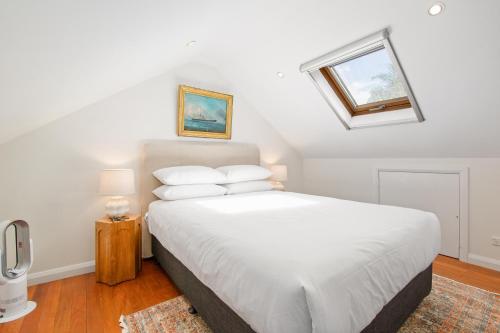 Spacious Redfern Retreat with Private Courtyard & Workspace - image 6