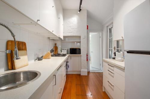 Stylish 2-Bed House with Private Courtyard in Waterloo