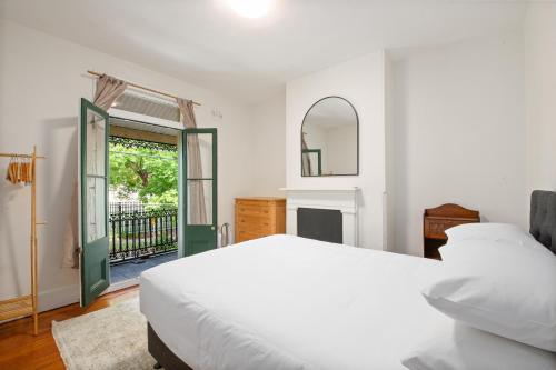 Spacious Redfern Retreat with Private Courtyard & Workspace - image 4