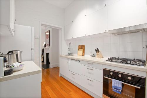 Spacious Redfern Retreat with Private Courtyard & Workspace - image 8